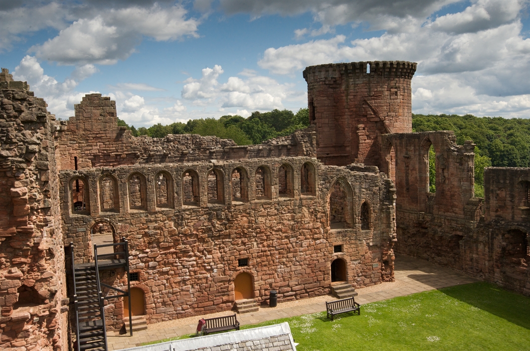 bothwell castle ruins